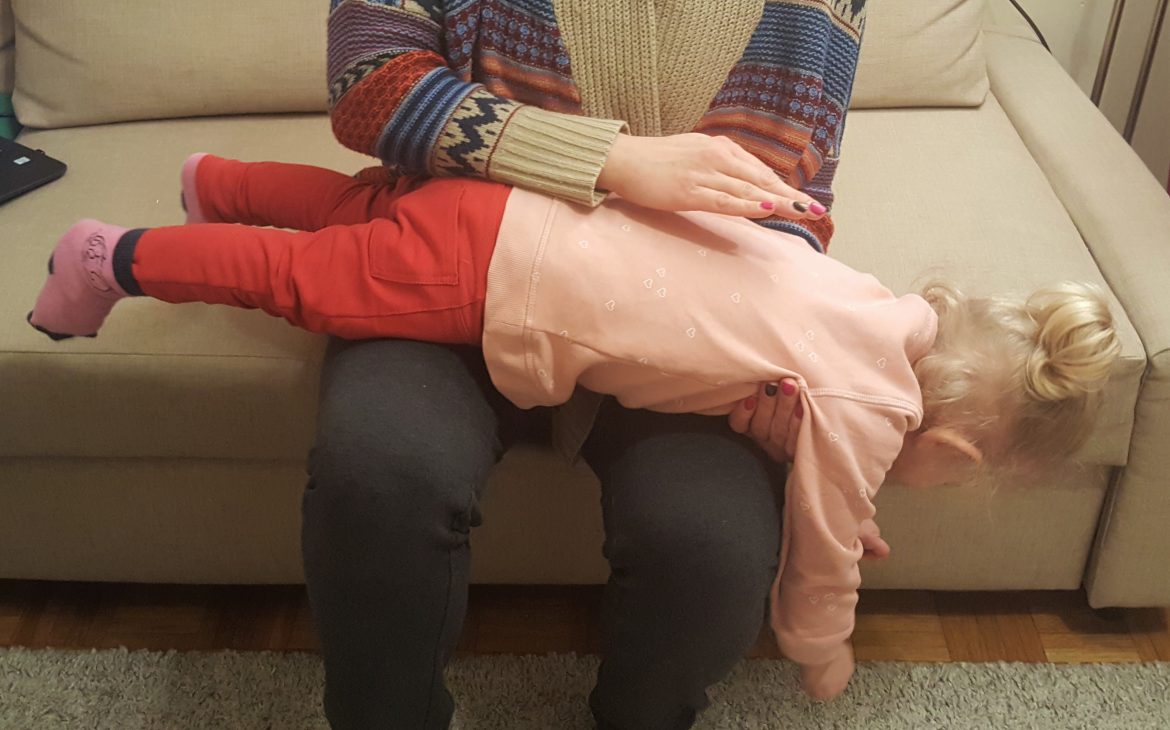 Oklepywanie pleców dziecka podczas choroby z kaszlem Matka Aptekarka