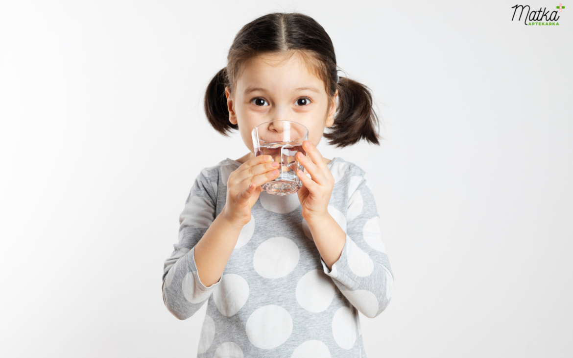 Ile płynów dziennie powinno pić dziecko, aby się nie odwodniło? Jak postępować w biegunce i podczas wymiotów?