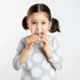 Ile płynów dziennie powinno pić dziecko, aby się nie odwodniło, nawadnianie, biegunka, rotawirus, Matka Aptekarka