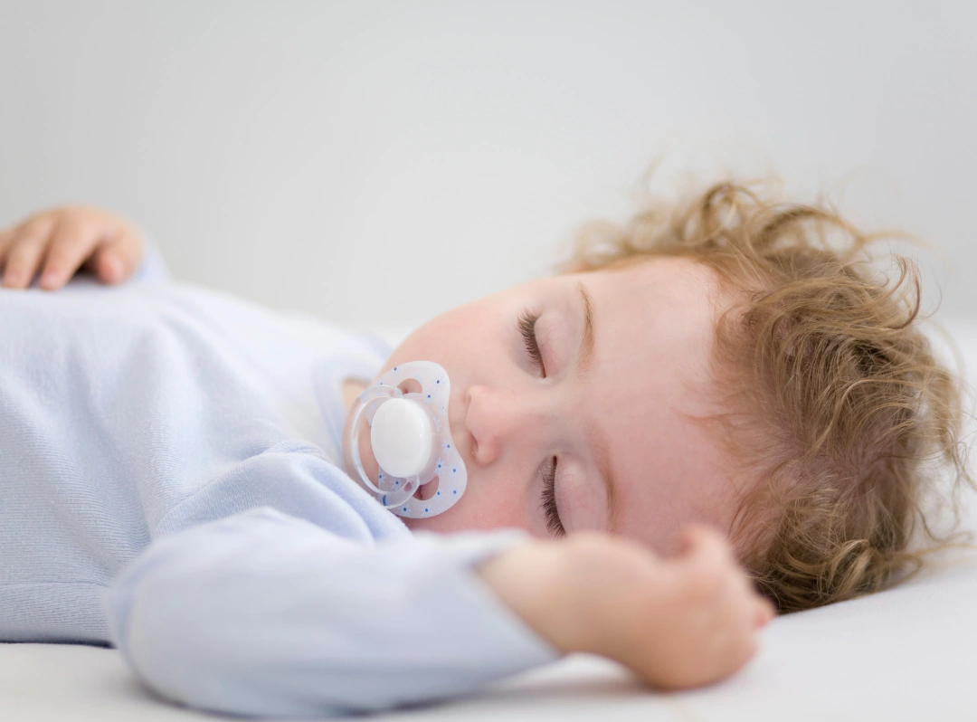 Sen niemowlaka. Jak zmniejszyć ryzyko śmierci łóżeczkowej (SIDS), używanie smoczka u niemowląt, Matka Aptekarka